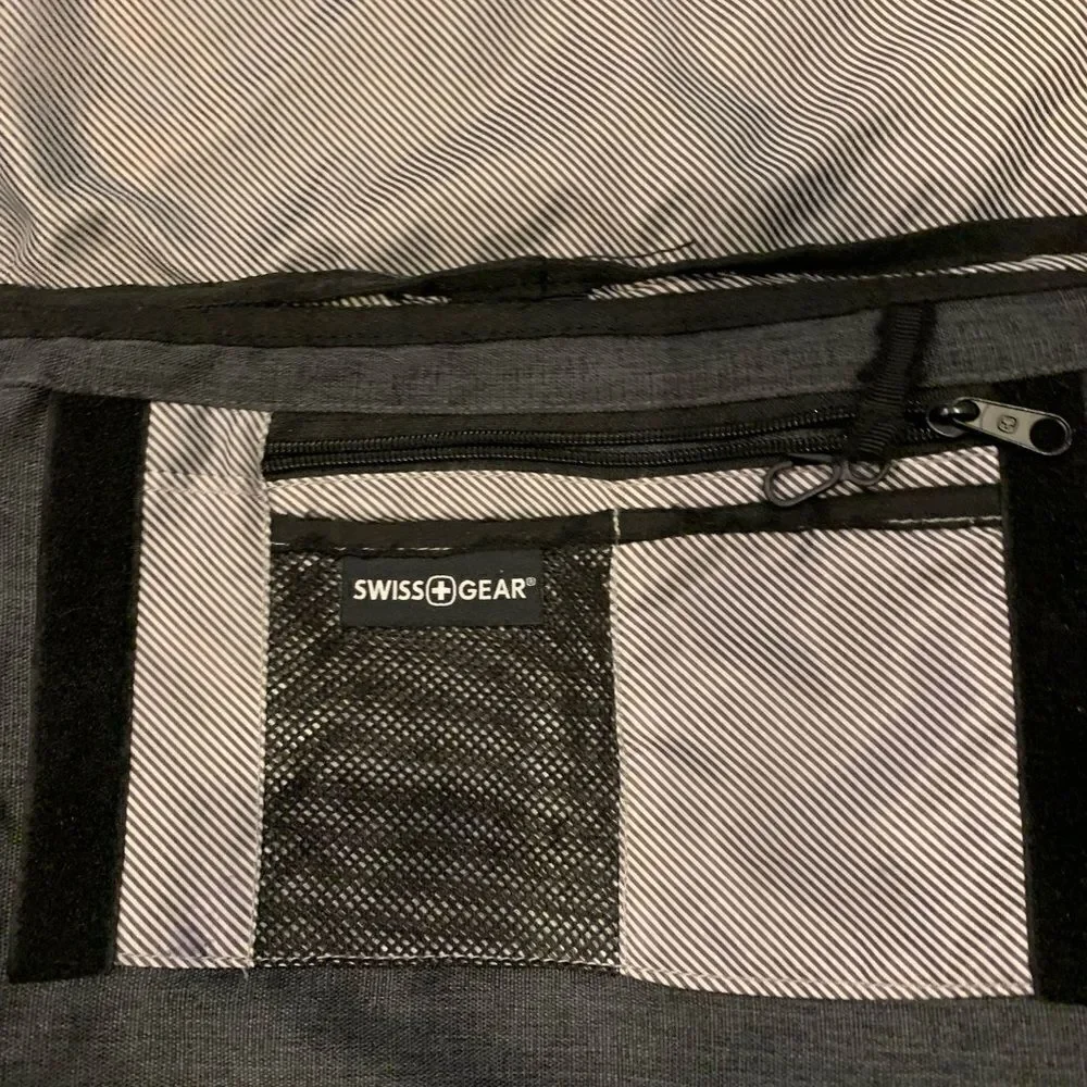 Swiss Gear Messenger / Laptop Bag. Adjustable strap Shoulder Pad